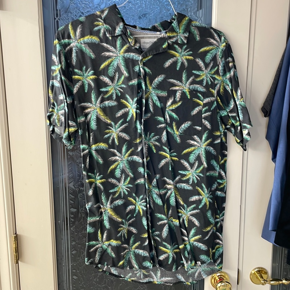 XL short sleeve button up with palm trees